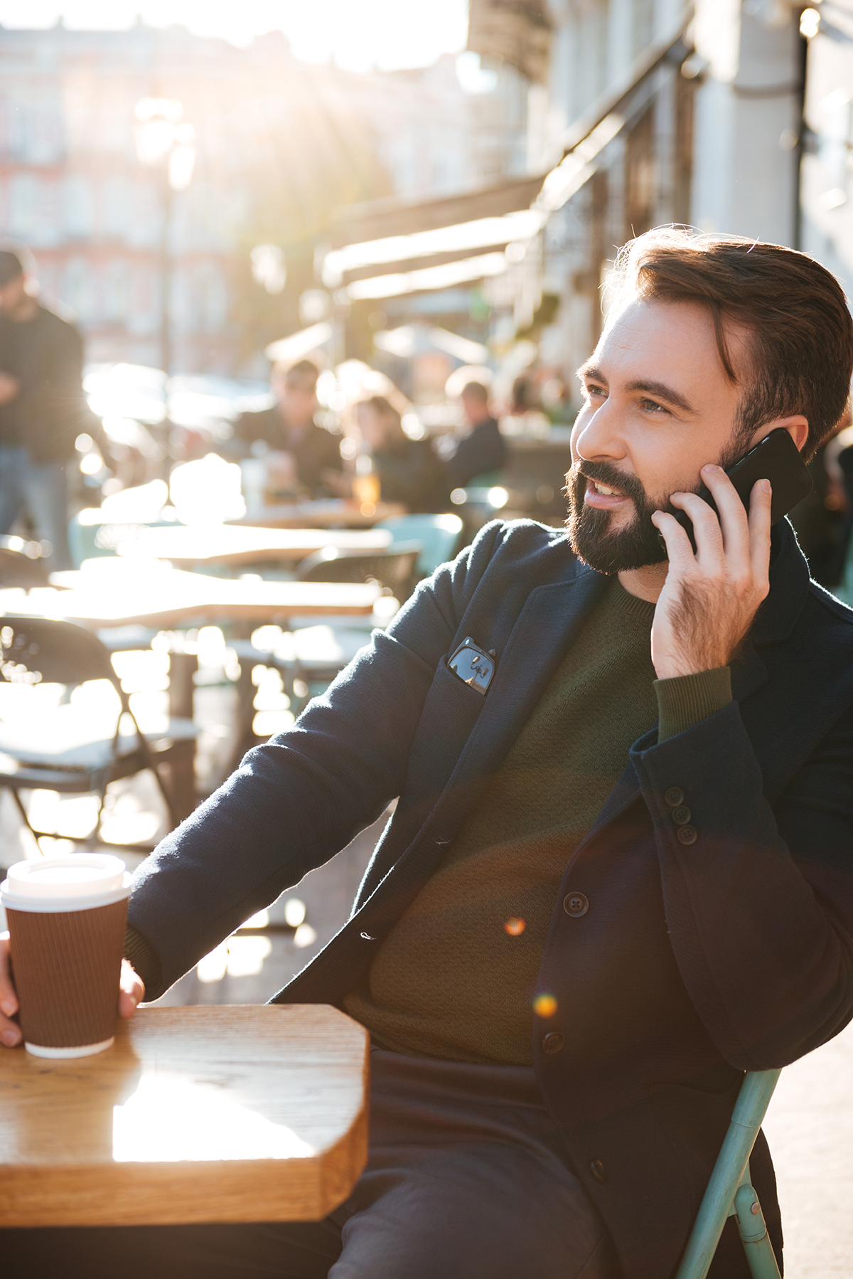 Conversation élégante dans un café public à Montréal