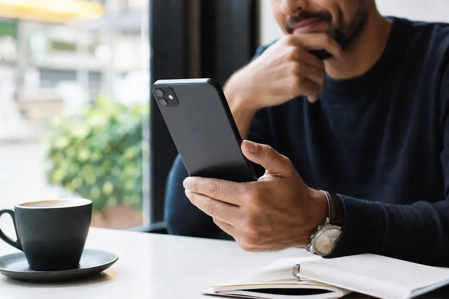 Profil de rencontre consulté discrètement sur mobile